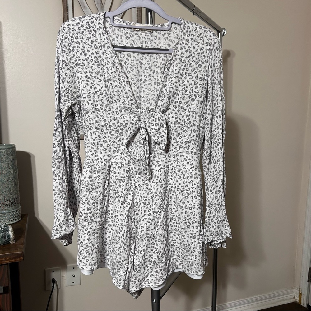 Altar’d State Romper Medium Leopard Print Gray White Shorts‎ Long Sleeve